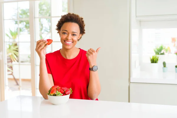 Mladá Africko Americká Žena Pojídá Čerstvé Jahody Snídani Ukazující Ukazující — Stock fotografie