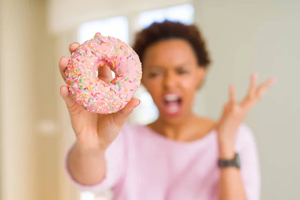Joven Mujer Afroamericana Comiendo Rosado Azúcar Donut Molesto Frustrado Gritando —  Fotos de Stock