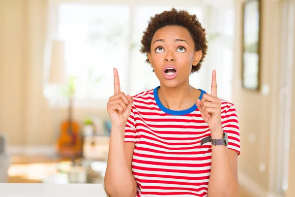 Jonge Mooie Afro Amerikaanse Vrouw Thuis Verbaasd Verrast Opzoeken Wijzend — Stockfoto