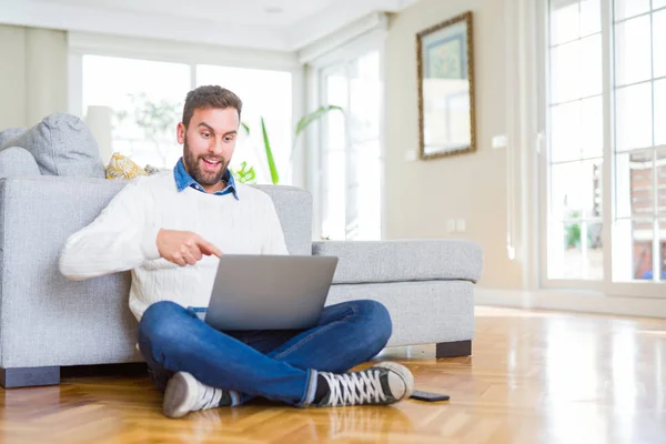 Yakışıklı Adam Bilgisayar Laptop Kullanarak Çalışma Giyen Çok Mutlu Parmak — Stok fotoğraf