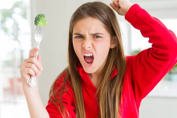 Vacker Ung Flicka Som Äter Färsk Broccoli Irriterad Och Frustrerad — Stockfoto