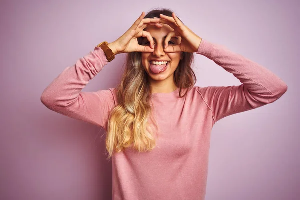 Ung Vacker Kvinna Klädd Tröja Över Rosa Isolerad Bakgrund Gör — Stockfoto