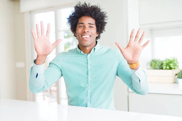 Afroamerický Obchodní Muž Který Nosí Elegantní Košili Ukazující Ukazující Prsty — Stock fotografie