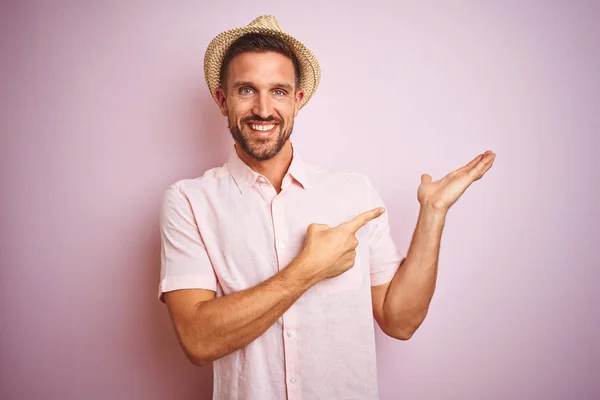 Hombre Guapo Con Sombrero Camisa Verano Sobre Fondo Rosa Aislado —  Fotos de Stock