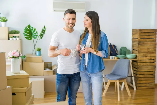 Belo Casal Mudando Para Uma Nova Casa Sorrindo Alegre Beber — Fotografia de Stock