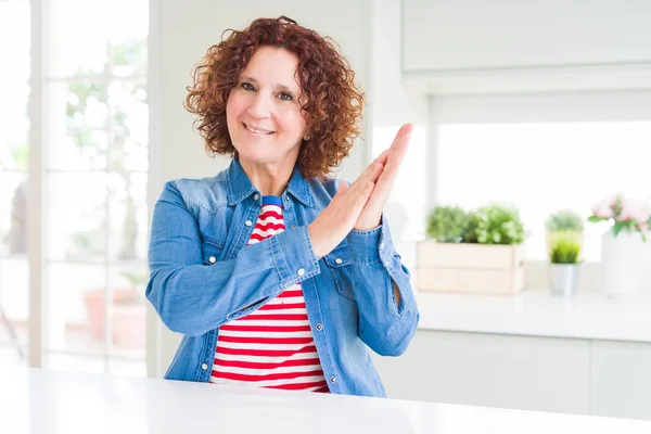 Mujer Mayor Mediana Edad Con Pelo Rizado Usando Chaqueta Mezclilla — Foto de Stock