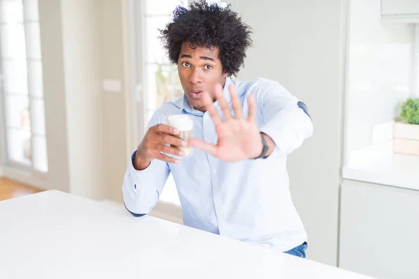 Afričan Americký Muž Afro Pije Šálek Kávy Otevřenou Rukou Zastavuje — Stock fotografie