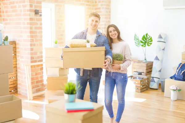 Hermosa Joven Pareja Sonriendo Amor — Foto de Stock