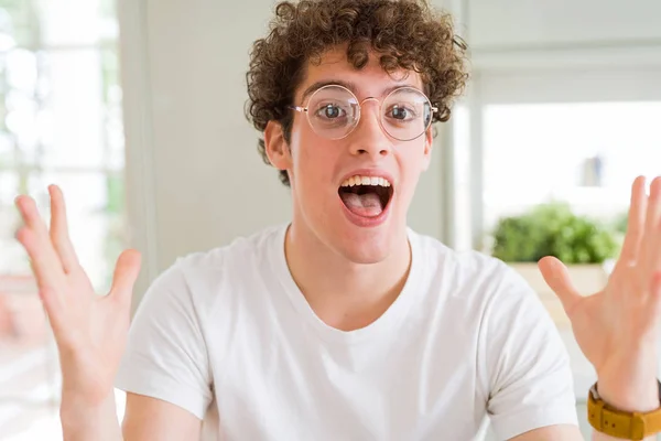 Joven Hombre Guapo Con Gafas Celebrando Loco Sorprendido Por Éxito — Foto de Stock