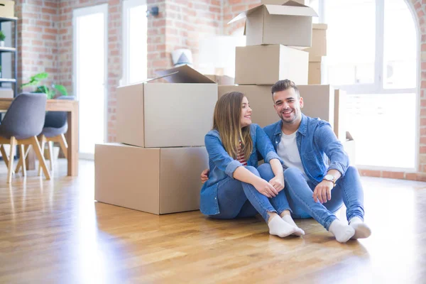 Junges Schönes Verliebtes Paar Zieht Ein Neues Zuhause Sitzt Auf — Stockfoto