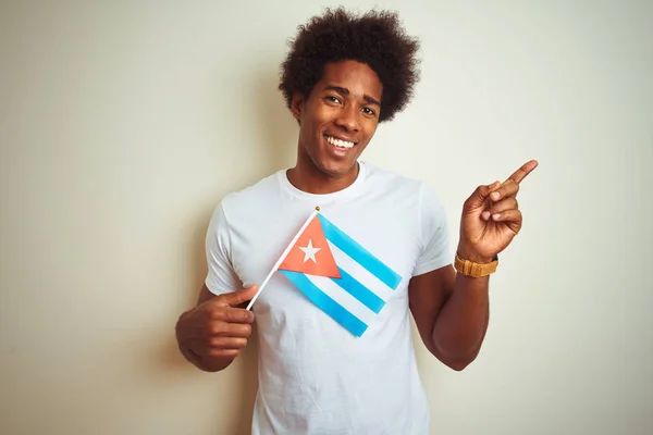 Νέος Αφρικανός Αμερικανός Άνθρωπος Που Κρατά Κούβα Κουβανική Σημαία Στέκεται — Φωτογραφία Αρχείου