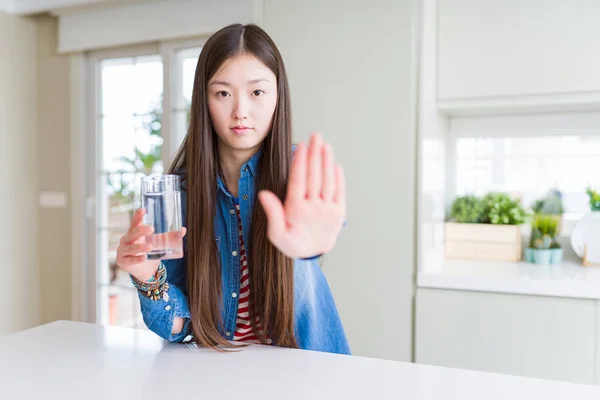 Hermosa Mujer Asiática Bebiendo Vaso Agua Dulce Con Mano Abierta —  Fotos de Stock