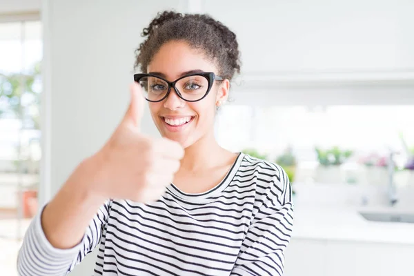 Beautiful Young African American Woman Afro Hair Wearing Glasses Doing — Stock Photo, Image
