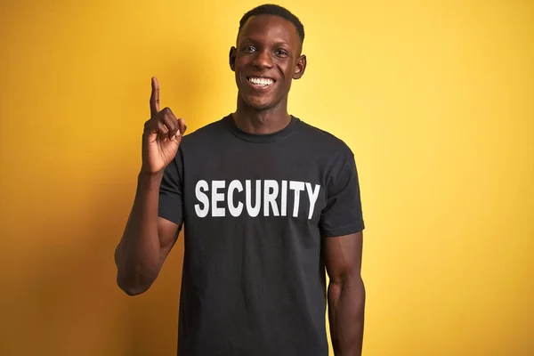 Africano Americano Homem Salvaguarda Vestindo Uniforme Segurança Sobre Fundo Amarelo — Fotografia de Stock