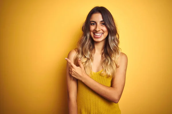 Jonge Mooie Vrouw Draagt Shirt Gele Geïsoleerde Achtergrond Vrolijk Met — Stockfoto