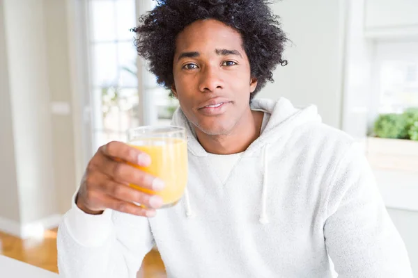 Hombre Afroamericano Sosteniendo Bebiendo Vaso Jugo Naranja Con Una Expresión — Foto de Stock
