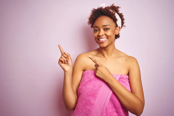 Mujer Afroamericana Con Toalla Ducha Después Del Baño Sobre Fondo —  Fotos de Stock