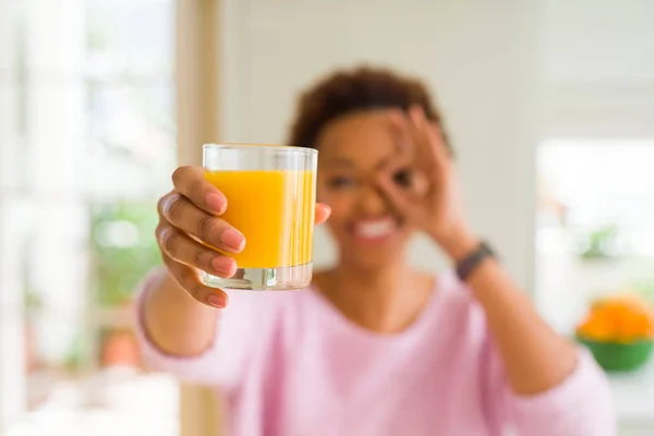 Joven Mujer Afroamericana Goteando Jugo Naranja Casa Con Cara Feliz — Foto de Stock