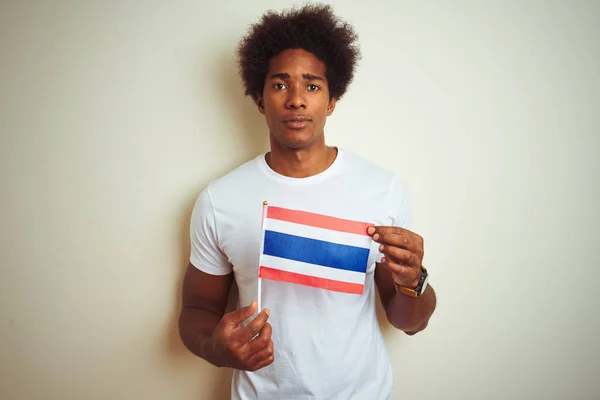 Νέος Αφρο Αμερικανός Άνθρωπος Που Κρατά Ταϋλάνδη Ταϊλανδέζικη Σημαία Στέκεται — Φωτογραφία Αρχείου