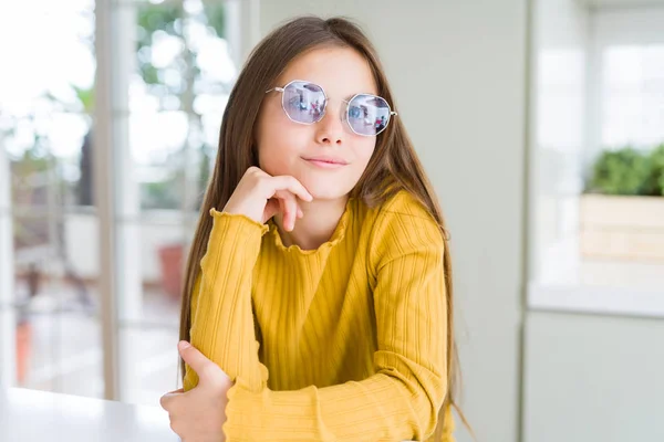 Schöne Junge Mädchen Mit Brille Die Hand Kinn Die Über — Stockfoto