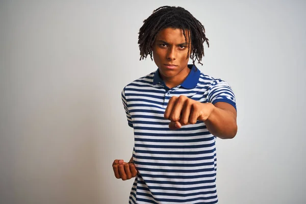 Afro Mann Mit Dreadlocks Gestreiftem Blauem Polo Der Über Isoliertem — Stockfoto