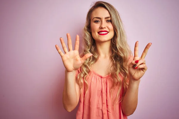 Jeune Belle Femme Portant Shirt Debout Sur Fond Rose Isolé — Photo