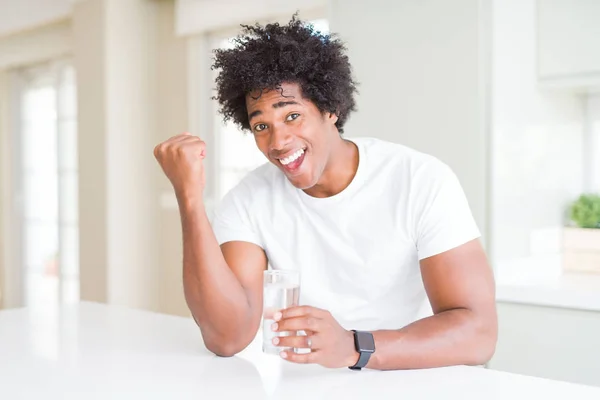 Hombre Afroamericano Bebiendo Vaso Agua Casa Gritando Orgulloso Celebrando Victoria — Foto de Stock