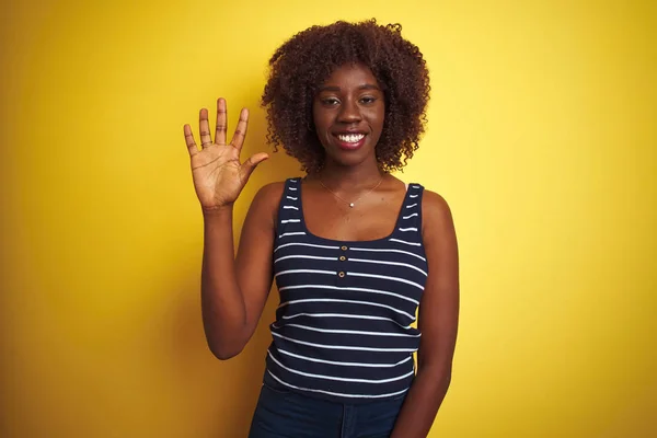 Mujer Afro Africana Joven Con Camiseta Rayas Sobre Fondo Amarillo — Foto de Stock