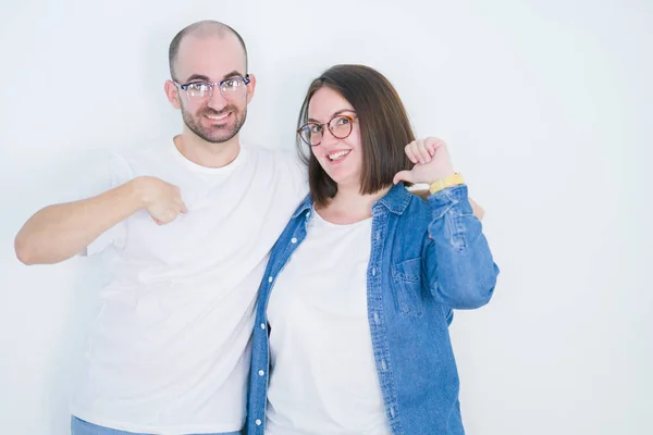 Jovem Casal Juntos Vestindo Óculos Sobre Branco Isolado Fundo Com — Fotografia de Stock