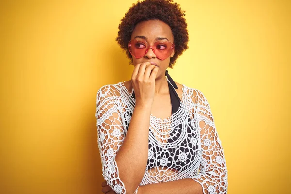 Ung Afrikansk Amerikansk Kvinna Med Afro Hår Klädd Bikini Och — Stockfoto
