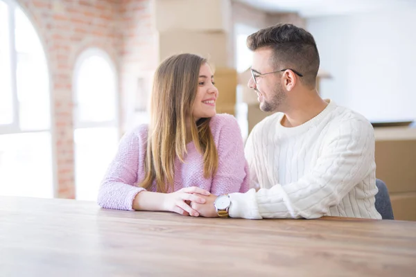 Unga Vackra Par Sitter Bordet Hemma Kramas Kärlek Mycket Glad — Stockfoto