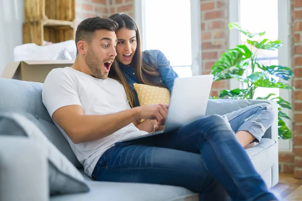 Casal Jovem Mudando Para Uma Nova Casa Relaxante Sentado Sofá — Fotografia de Stock