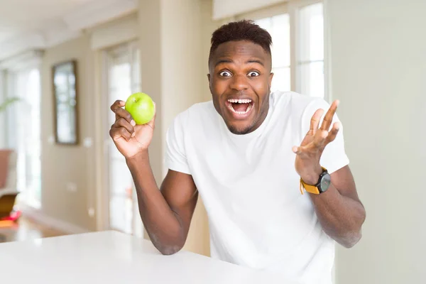 Jonge African American Man Het Eten Van Verse Groene Appel — Stockfoto
