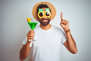 Hint adam giyme yaz komik bakmak içme kokteyl üzerinde izole beyaz arka plan ile sürpriz bir fikir veya soru işaret parmak ile mutlu yüz, bir numara