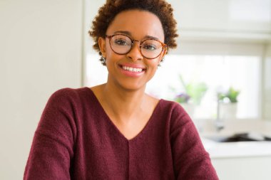 Afro saçlı gözlüklü güzel genç Afrika kadın