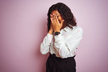 Transseksüel transseksüel iş kadını ağlarken elleri ile yüz kapsayan üzücü ifade ile izole pembe arka plan üzerinde ayakta. Depresyon konsepti.