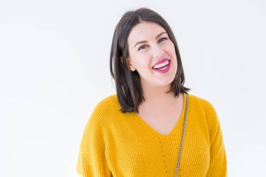 Güzel esmer genç kadın kendine güvenen ve neşeli rahat sarı kazak giyen izole beyaz arka plan üzerinde gülümseyen