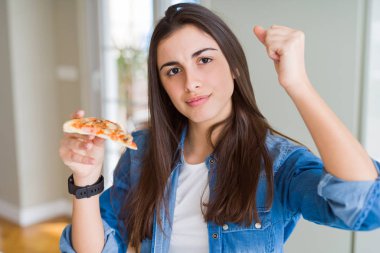 Lezzetli pizza bir dilim yemek güzel genç kadın kızgın ve sinirli öfke, deli ve yükseltilmiş el, öfke kavramı ile bağırarak