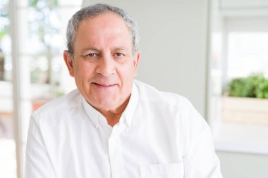 Emin gülümseyen yakışıklı komuta sizde