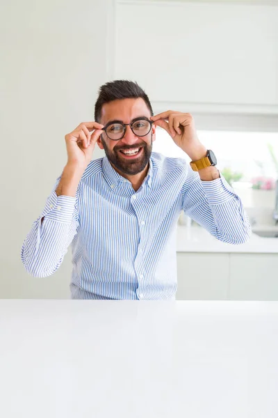 Hombre de negocios guapo con gafas y sonriente alegre con —  Fotos de Stock