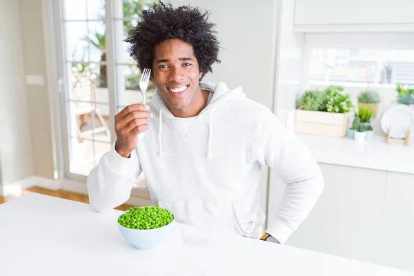 Hombre Afroamericano Comiendo Guisantes Verdes Frescos Casa Con Una Cara — Foto de Stock