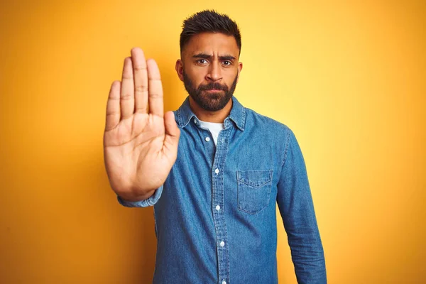 Ung Indisk Man Klädd Denim Skjorta Stående Över Isolerad Gul — Stockfoto