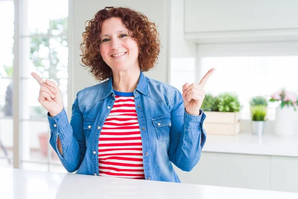 Mujer Mayor Mediana Edad Con Pelo Rizado Usando Chaqueta Mezclilla — Foto de Stock