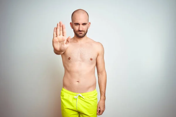 Mladý Nečistý Muž Dovolené Nosí Žluté Plavky Izolovaném Pozadí Přestal — Stock fotografie