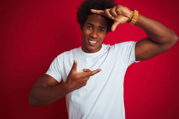 Jovem Americano Com Cabelo Afro Vestindo Shirt Branca Sobre Fundo — Fotografia de Stock