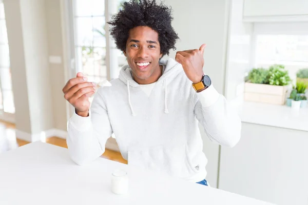 Uomo Afroamericano Mangiare Yogurt Sano Prima Colazione Che Indica Mostra — Foto Stock