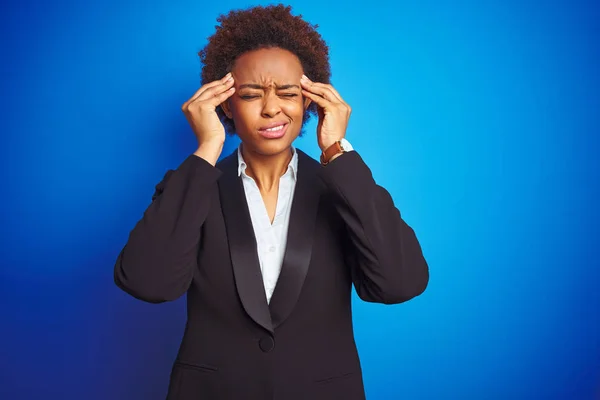 Mulher Executiva Negócios Afro Americana Sobre Fundo Azul Isolado Sofrendo — Fotografia de Stock
