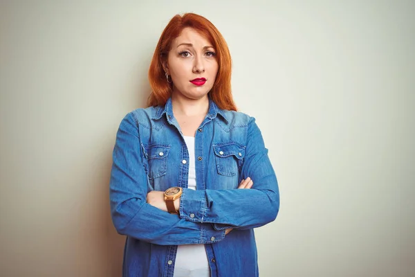 Mulher Ruiva Bonita Nova Vestindo Camisa Ganga Sobre Fundo Isolado — Fotografia de Stock