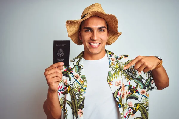Jeune Homme Beau Tenant Passeport Des États Unis Sur Fond — Photo