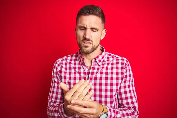 Jovem Bonito Homem Sobre Vermelho Isolado Fundo Sofrendo Dor Nas — Fotografia de Stock